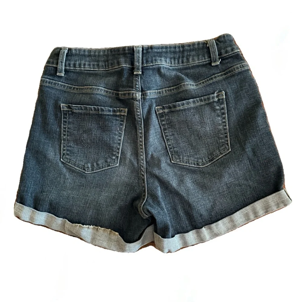 Time and Tru Dark Wash Mid Rise Denim Jean Shorts with Cuffed Hem Size 10 - Picture 2 of 4